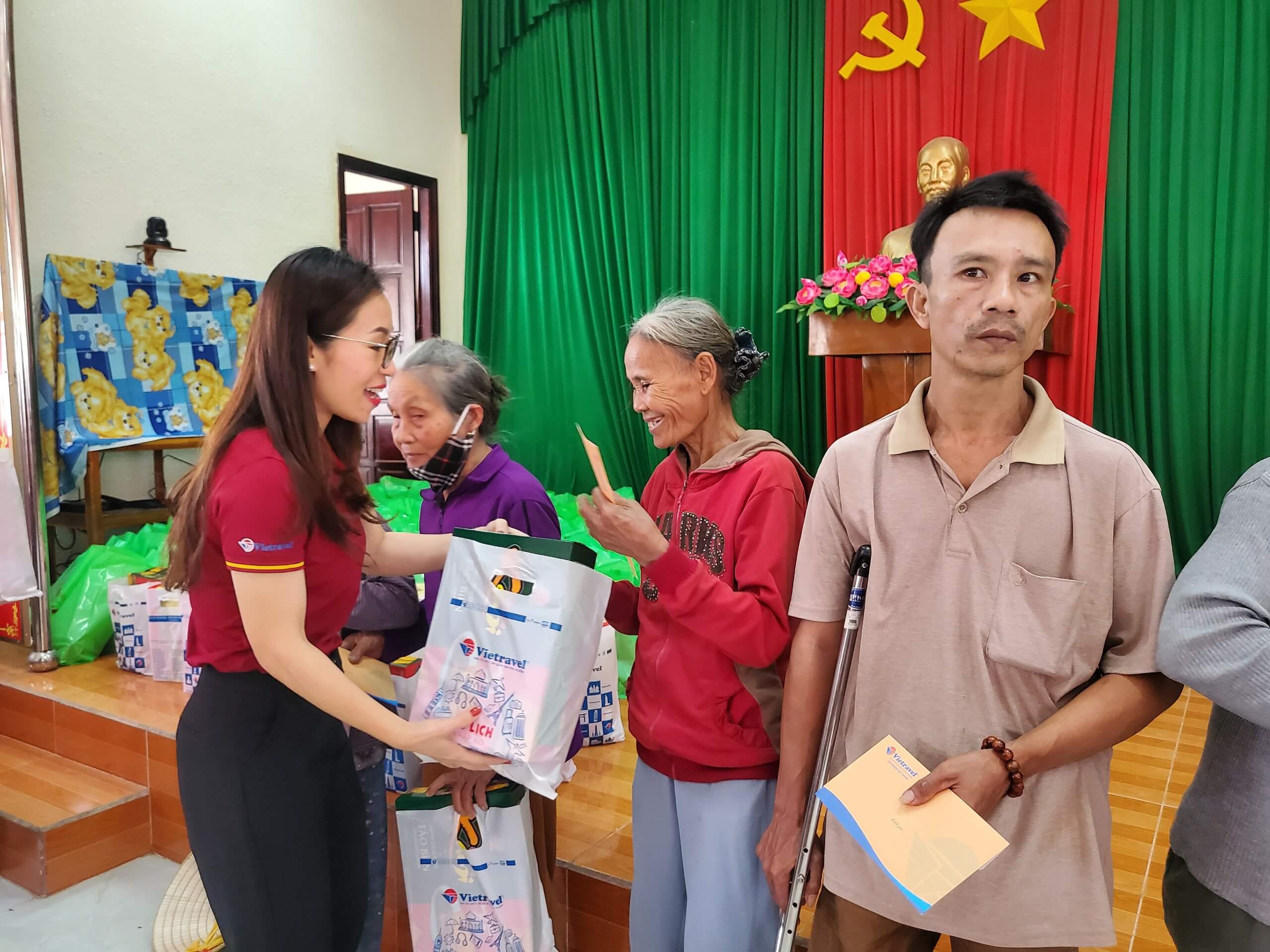 Vietravel Quy Nhơn tặng 200 phần quà Tết cho người nghèo tại Hoài Nhơn